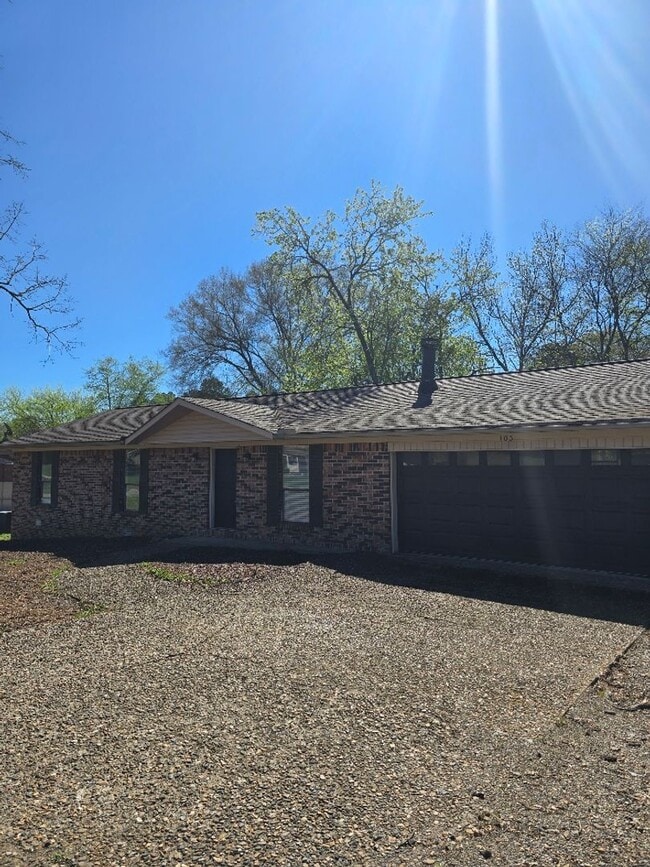 Building Photo - Newly Renovated 3/2/2 with Cul-de-Sac Location