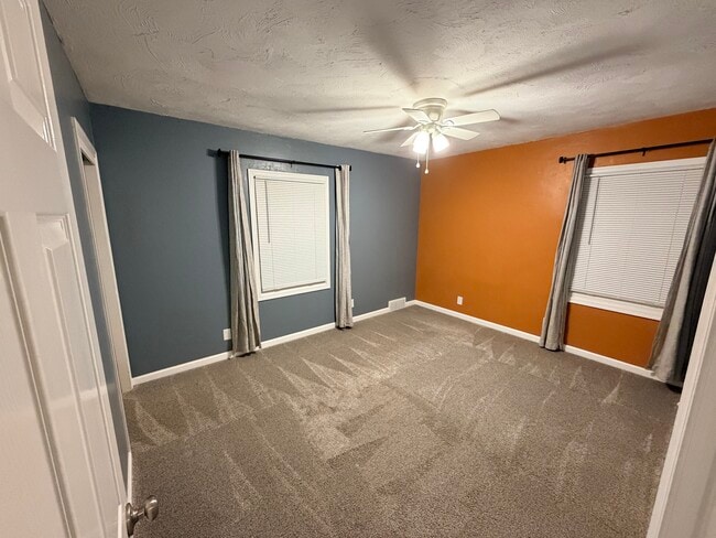 Photo - 933 E 13th St