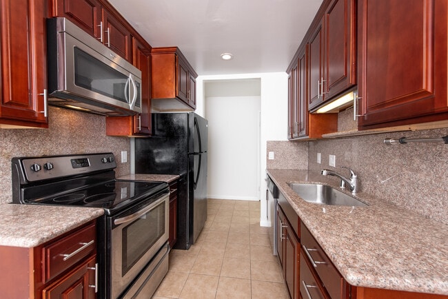 Kitchen - 150 Pearl St Unit 211