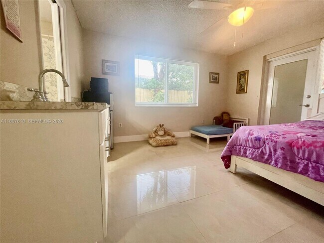 Photo - 264 NW 61st Ave Unidad rear