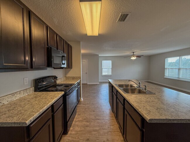 Photo - 4 bedroom, 2.5 bath home centrally located...