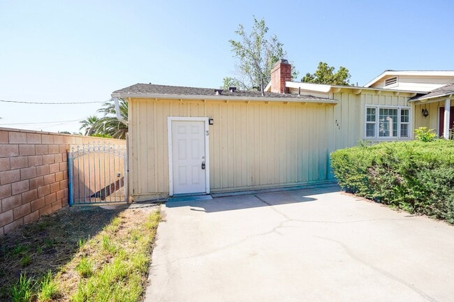 Building Photo - 241 E Etiwanda Ave Unit 3