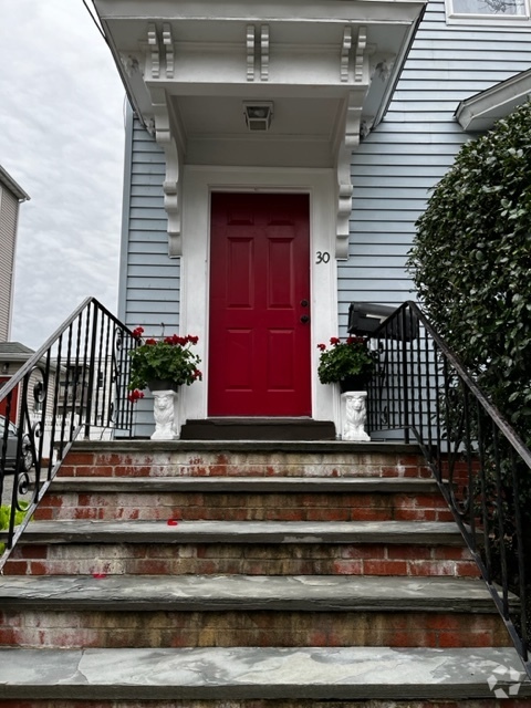 Building Photo - 30 Newbury St Unit 1 Rental