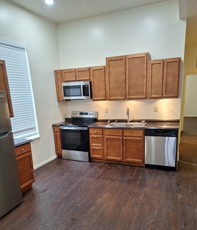 Building Photo - 1900 Mallinckrodt St Unit 1st Floor