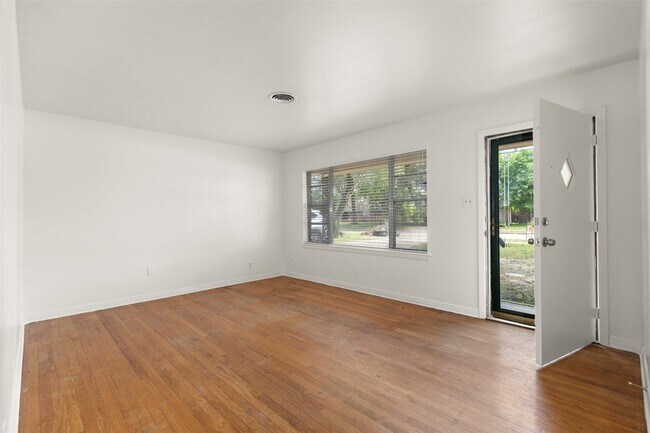 Photo - 2015 Wycliffe Dr