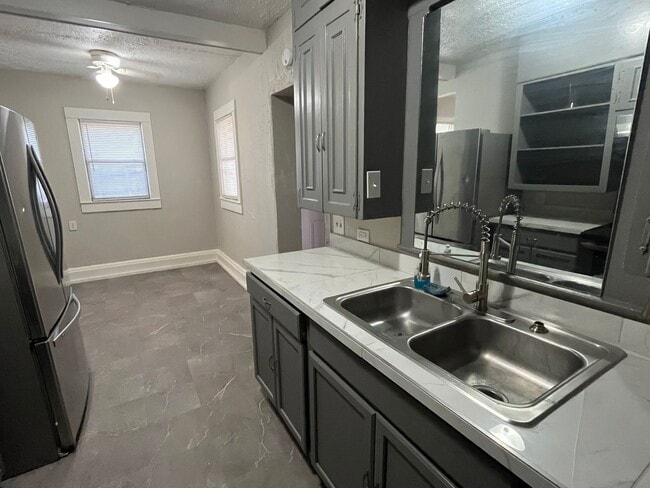 Photo - 205 W K St