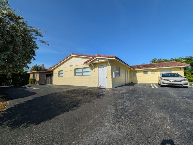 Building Photo - 3600 Riverside Dr Unit B