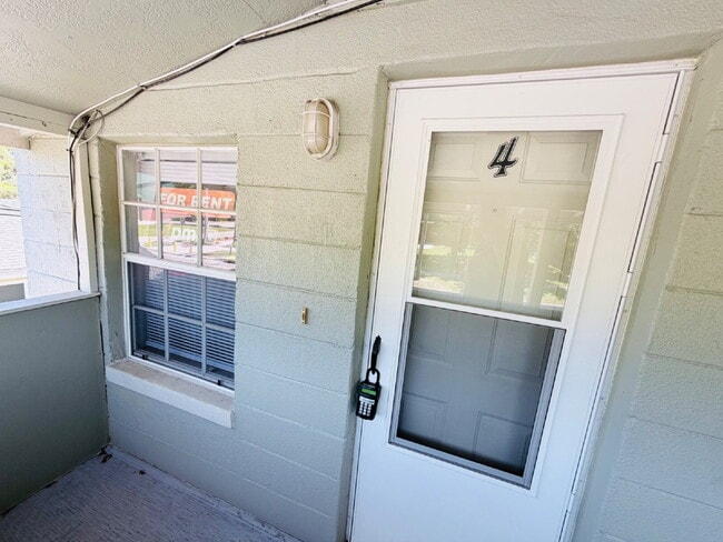Building Photo - "Cozy 1-Bedroom Retreat in Haines City – Modern Comfort in 432 Sq Ft!" Unit 4