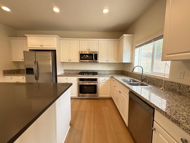 Photo - Beautiful 5Bd/3.5Ba Home in Cul-de-Sac in Riverside w/new Turf Back Yard and New Carpet!