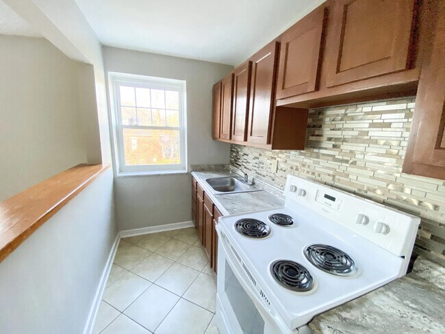 2-Bed/1-Bath Available August 15+