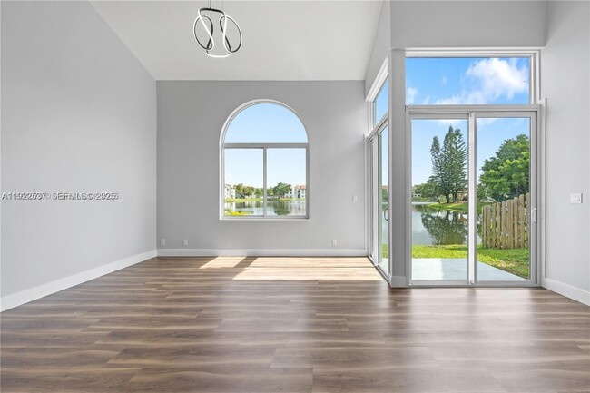 Photo - 3835 Lombardy St