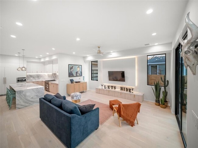 Photo - 2107 Brackenridge St