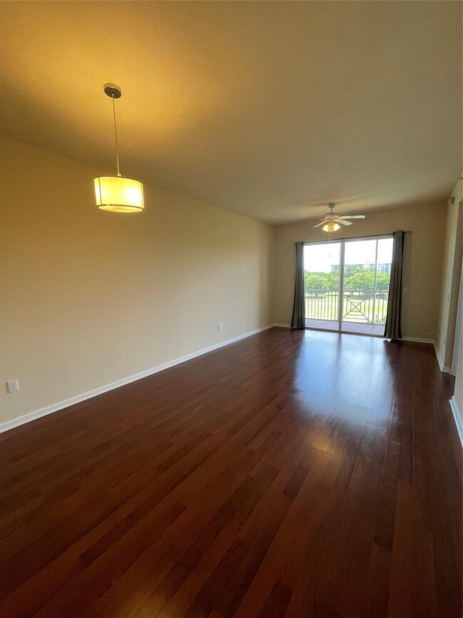 Building Photo - 3500 Oaks Clubhouse Dr Unit 510