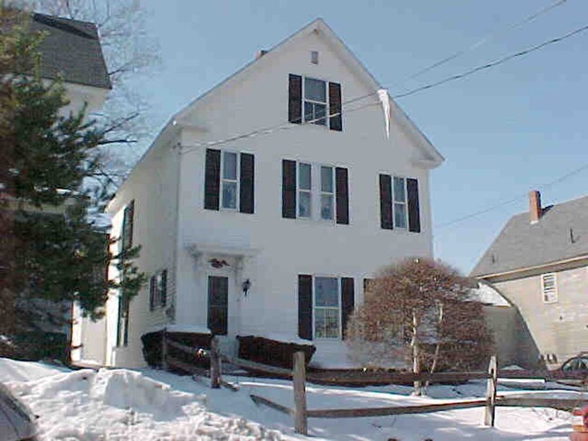 Charming 4-Bedroom Home in Wolfeboro, NH - Charming 4-Bedroom Home in Wolfeboro, NH