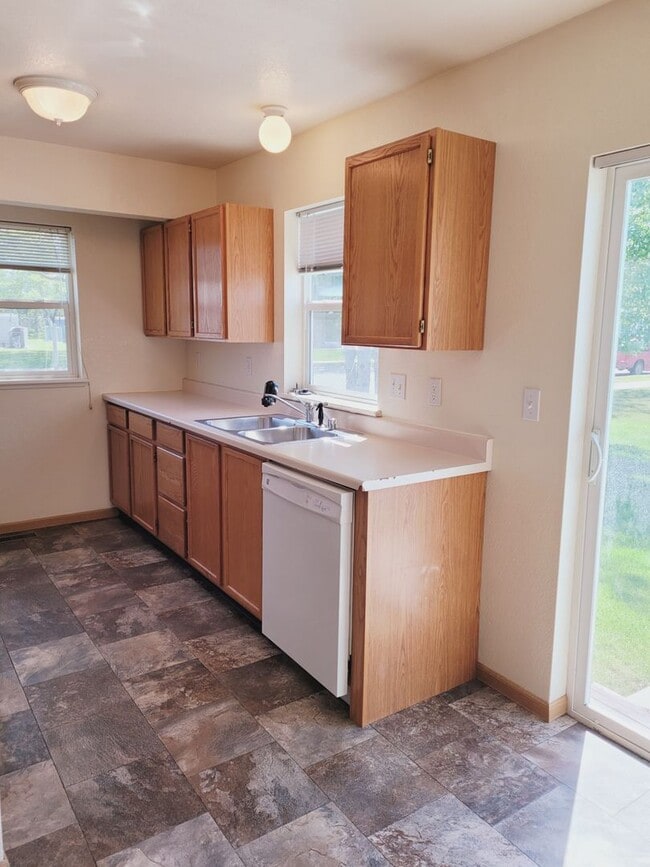 Photo - Bright & Convenient Townhouse Living!