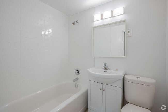2BR, 1BA - 876SF - Bathroom