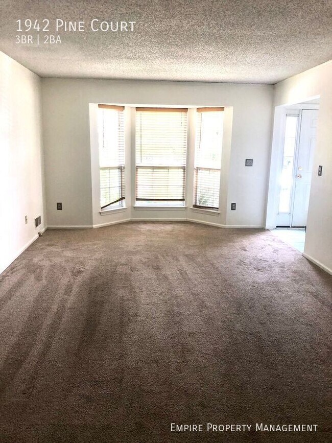 Photo - 1942 Pine Ct