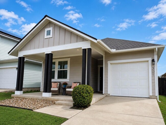 Building Photo - 301 La Escalera Dr