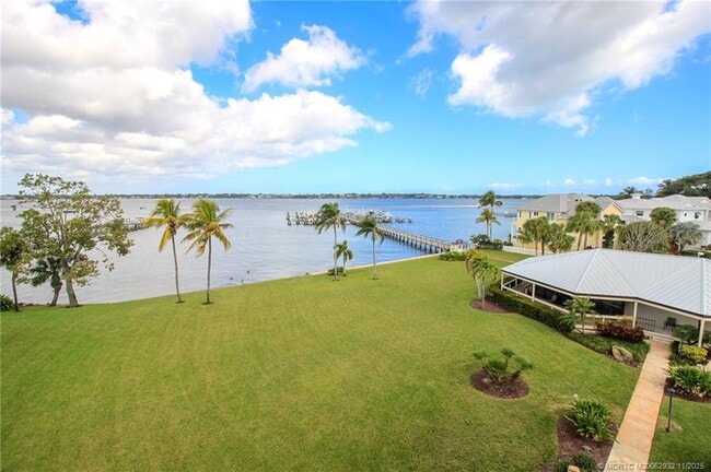 Building Photo - 150 SE Four Winds Dr Unit B410