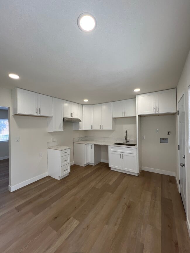 Photo - 896 N J St