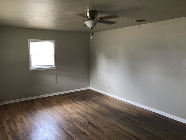 Photo - Pre Leasing for fall 2026! 3/2 in Medical District!