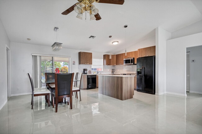 Photo - 113 Madrid St