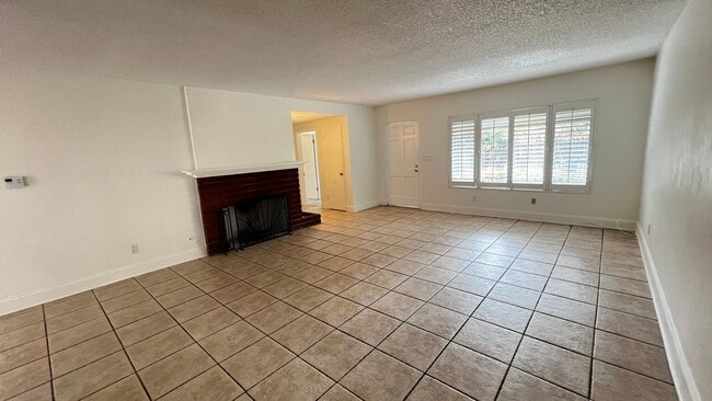 Photo - 3 Bed 2 Bath Downstairs Apartment For Rent...