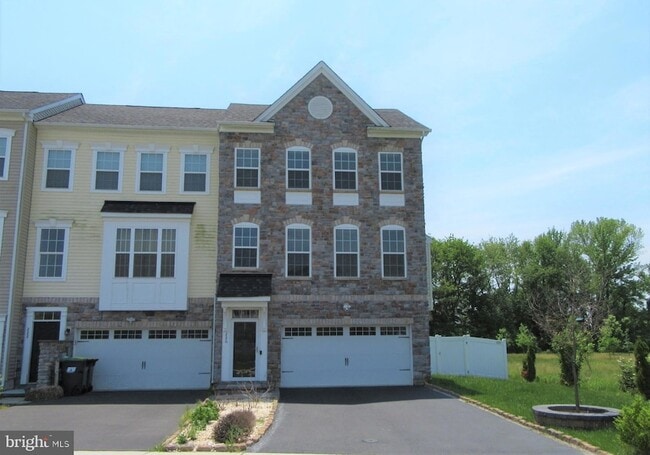 Building Photo - 220 Jenny Dr