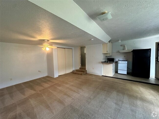 Building Photo - 4430-4432 Bell St Unit 3 Down Rental