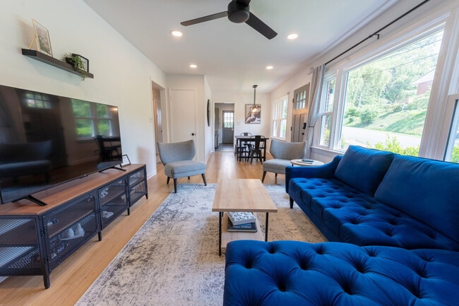 Building Photo - 421 Moseley Dr Unit ID1328875P