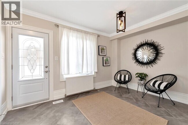 Photo - 232 Bay St N