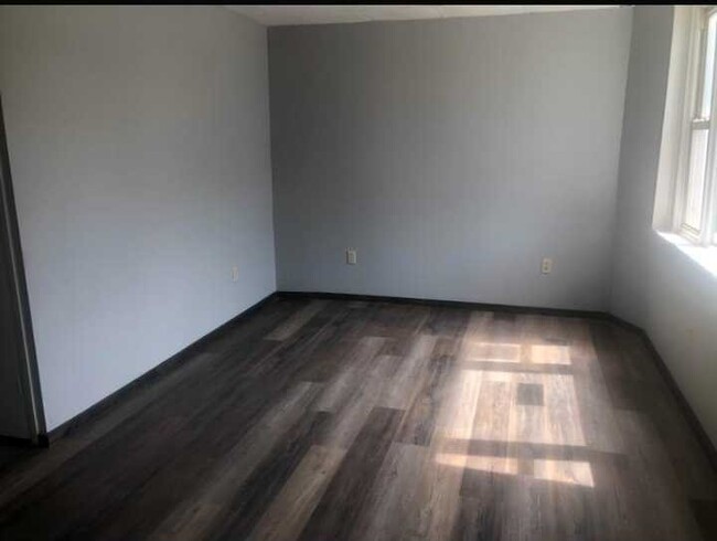 Building Photo - 204 W Grove St Rental