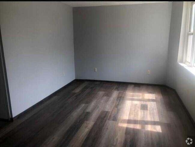 Building Photo - 204 W Grove St Rental
