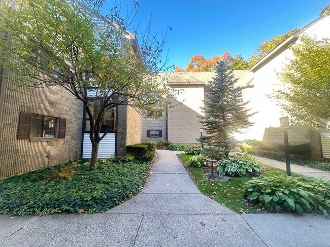 Building Photo - 183 Loomis Dr Unit APT 104