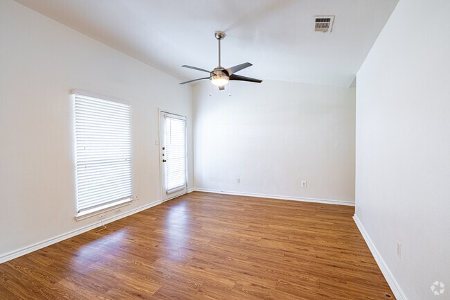 1BR, 1BA - 708SF - Living Room