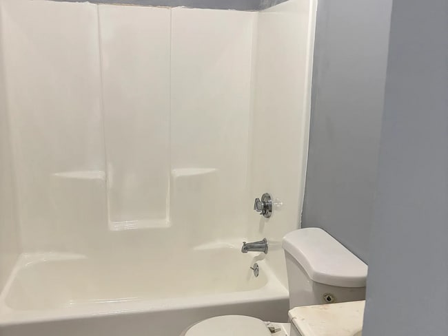 Building Photo - beautifully updated 3 bedroom, 1 bathroom apartment