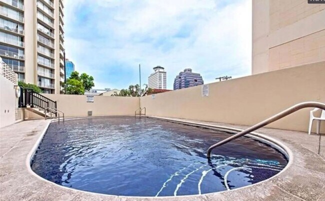 Photo - 2 bedroom. Ala Moana. Private Balcony Unit 108