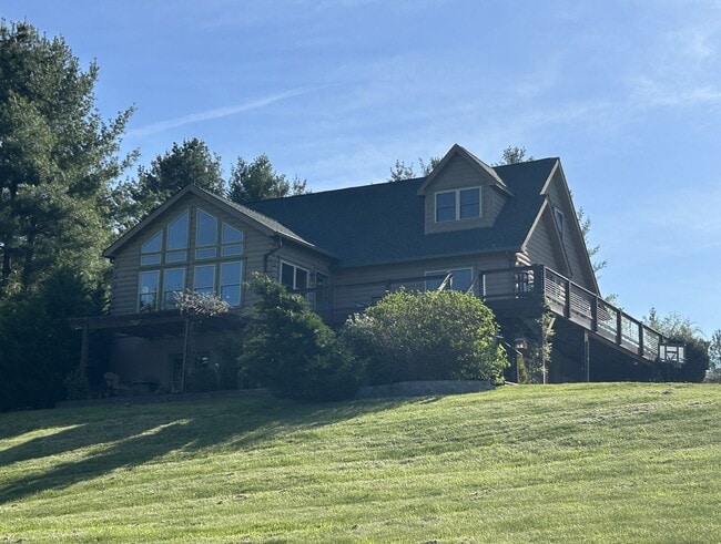 Fabulous Home with Wonderful Views and Hug... - Fabulous Home with Wonderful Views and Hug...