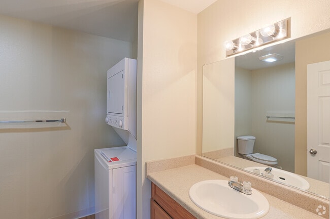 2BR, 2BA - 914 SF