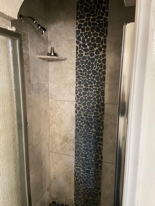 Shower - 10227 1/2 S 8th Ave Unit 10227