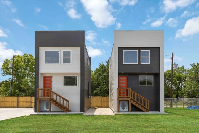 Building Photo - 2112 Des Chaumes St