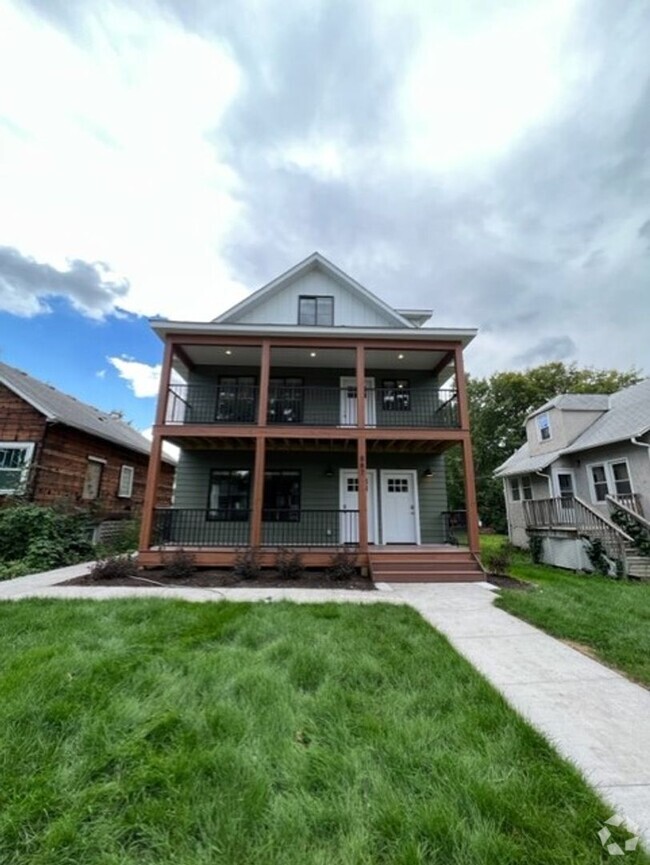 Building Photo - 887 21st Ave SE Rental