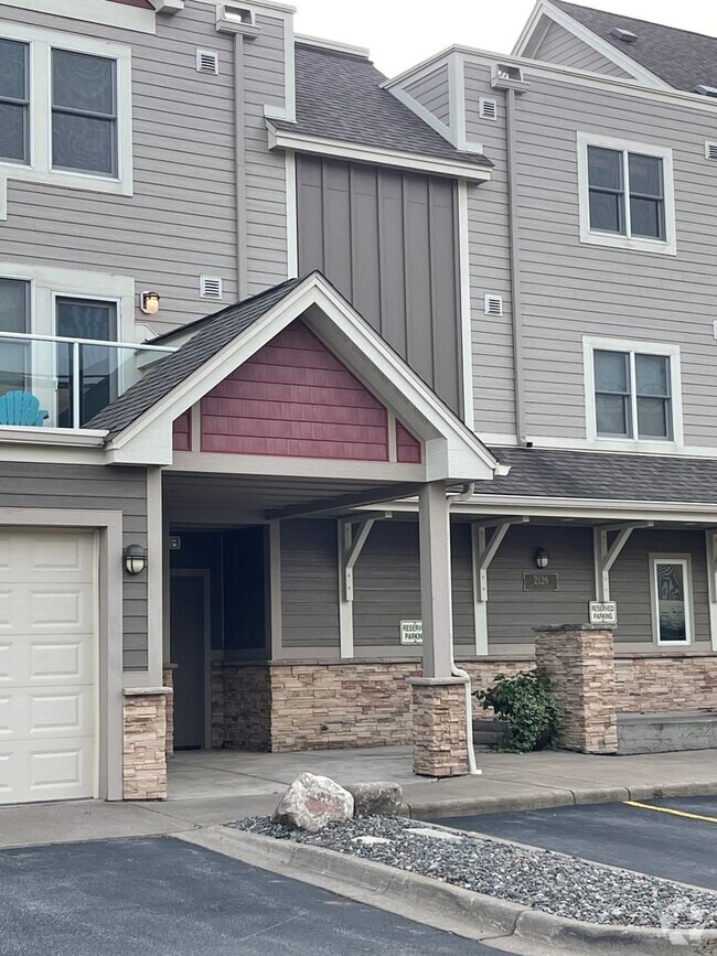 Building Photo - Beacon Pointe Condominium! Stunning furnis...