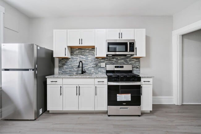 Building Photo - 3 bedroom 2 bath - newly updated, central air, GREAT LOCATION