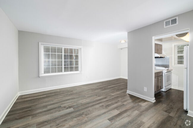 1BR, 1BA - 630SF - Living Room