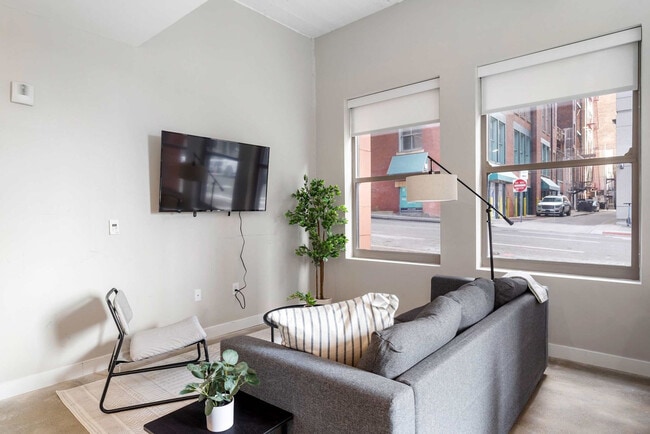 Photo - 205 W 4th St Unidad ID1465691P