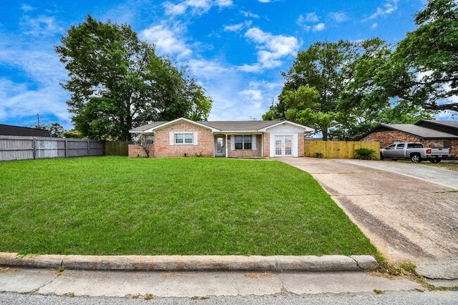 811 Hillcrest Dr