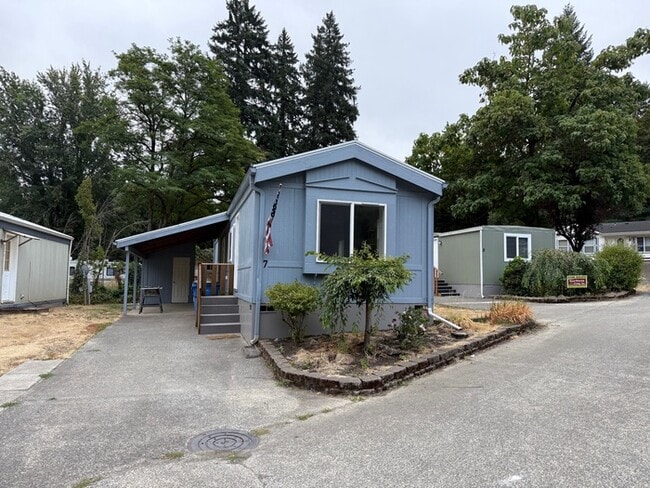 Building Photo - THREE BEDROOM MOBILE HOME WITH STORAGE