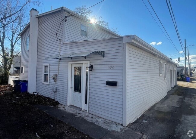 Building Photo - Renovated 3 Bedroom 2.5 bath house in Pott...