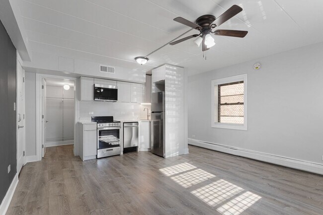 Building Photo - 6007 N Kenmore Ave Unit 102 Rental